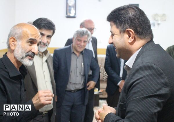 تکریم مقام ایثار فرهنگیان در دیدار با پدر شهید قاسمی