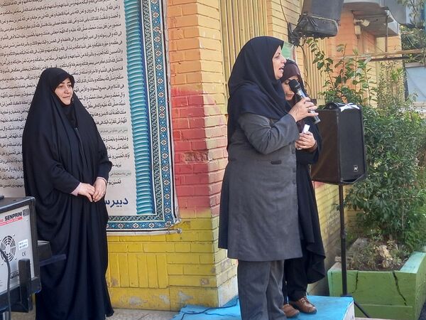 نواختن زنگ آغاز سال تحصیلی در دبیرستان سیزده آبان 