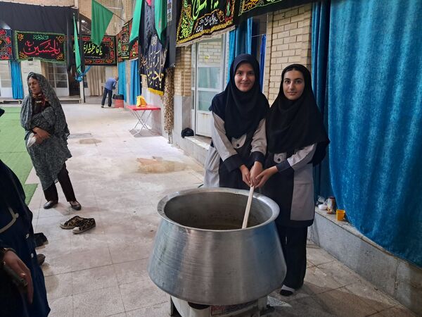 مراسم پخت نذری توسط دانش‌آموزان شیرازی به همت مجموعه تربیت علوی خواهران