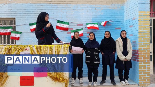 انجام حرکات ورزشی و نمادین به‌مناسبت هفته تربیت‌بدنی توسط ورزشکاران نوجوان اسلامشهر