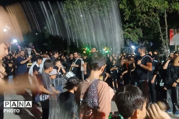 شبی به نام جوانمردی؛ گل‌ریزان عاشقان حضرت قاسم علیه السلام در شب ششم محرم