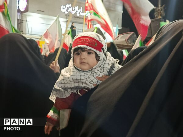 کودکان انقلابی کاشمر دست در دست والدین به خیابان آمدند