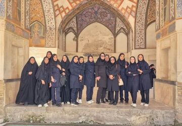 بازدید علمی دانش‌آموزان دبیرستان دهخدا از باغ تاریخی فین کاشان