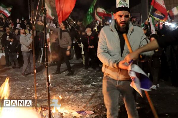 آتشِ غیرت در خاکِ قرچک؛ شعله‌هایِ رهایی، نمادهایِ اسارت را سوزاند