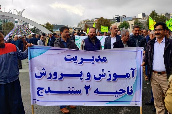 حضور پرشور اقشار مردم در راهپیمایی ۱۳ آبان سنندج