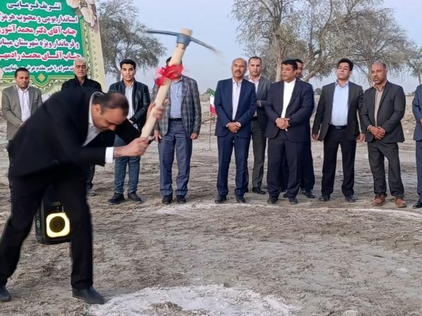 کلنگ ساخت دبستان 14 کلاسه خیرساز در روستا دهو شهرستان میناب به زمین زده شد