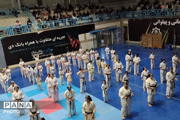 رقابت کاراته‌کارهای دختر نونهال و نوجوان در مسابقات استانی ورامین