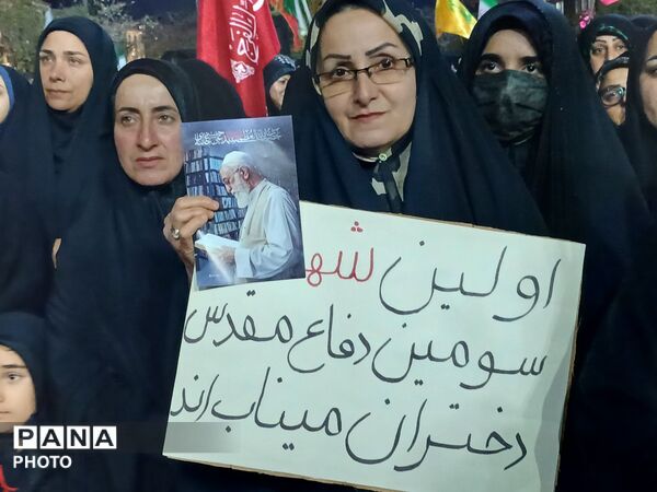 تجمع شبانه مردم شهر املش در چهلم شهدای میناب و رهبر شهید