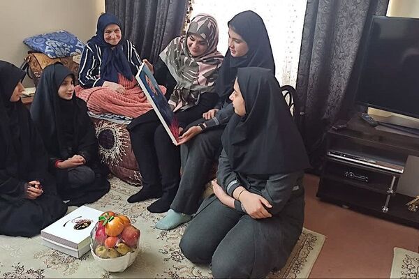  دیدار دانش‌آموزان  پیشتاز دبیرستان پویش دماوند با مادر شهید محمدخانی 