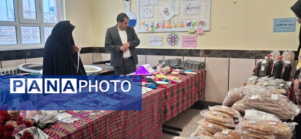 بازدید معاون توسعه و پشتیبانی آموزش و پرورش خلیل آباد از بازارچه کار آفرینی جوانه های انقلاب