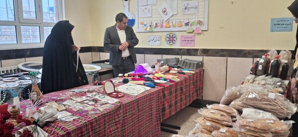بازدید معاون توسعه و پشتیبانی آموزش و پرورش خلیل آباد از بازارچه کار آفرینی جوانه های انقلاب