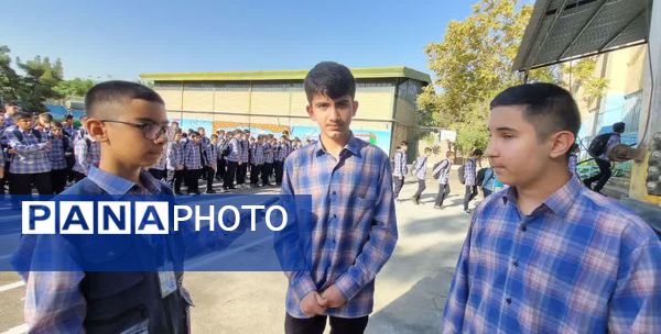 نواختن زنگ آغاز سال تحصیلی در مدرسه اندیشه شاهد منطقه ۱۶ 