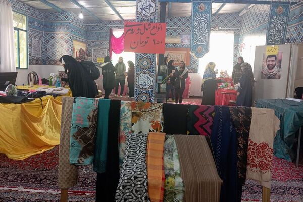 حضور دانش آموزان دبیرستان دخترانه دانش نیا در نمایشگاه صنایع دستی حوزه علمیه 