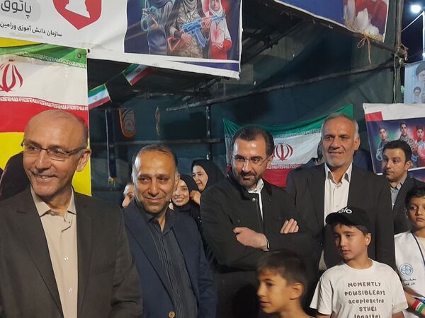 بازدید قائم‌مقام سازمان دانش‌آموزی از غرفه نوجوان مبارز و شهدای دانش‌آموز ورامین