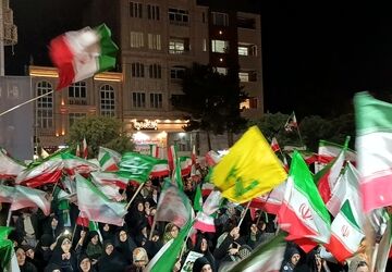 مردم همراه با شصت و سومین شب از اجتماعات شبانه در بلوار فضل دو زوج جوان و انقلابی را همراهی کردند