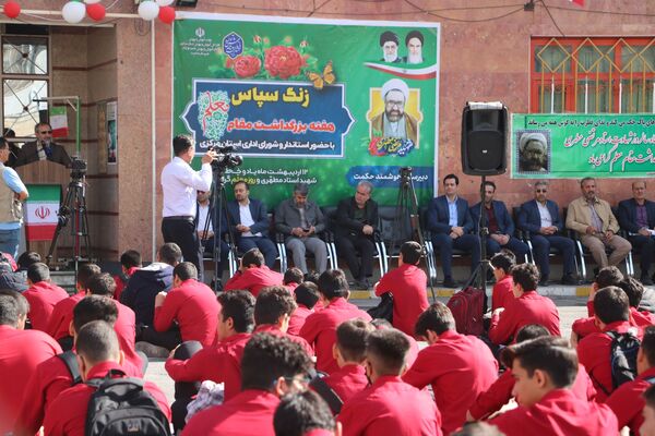 آیین نواختن زنگ سپاس معلم به مناسبت گرامیداشت مقام معلم در دبیرستان حکمت ناحیه 2 اراک
