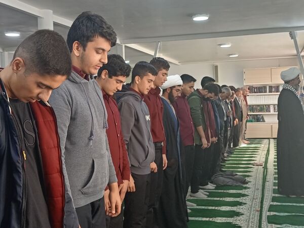 اقامه نماز جماعت به امامت امام جمعه کاشمر در دبیرستان نمونه آیت الله خامنه‌ای 