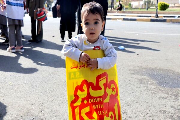 حضور پرشور دانش‌آموزان پاکدشتی در راهپیمایی روز ۱۳ آبان