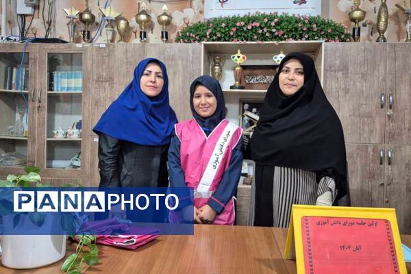 اولین جلسه شورای دانش‌آموزی با همراهی مدیر مدرسه هدی۱ 