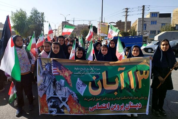 حضور پرشور دانش‌آموزان در راهپیمایی ۱۳آبان منطقه کهریزک 