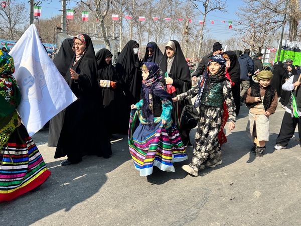 حضور دانش‌آموزان دبستان المهدی در راهپیمایی ۲۲ بهمن 
