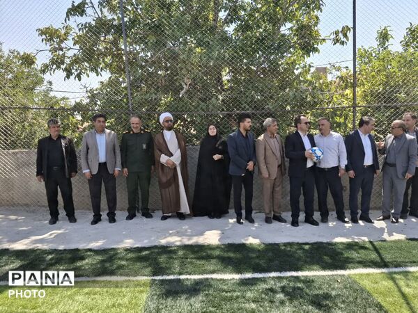 بهره برداری از دومین چمن مصنوعی در بخش صوفیان به مناسبت هفته دولت