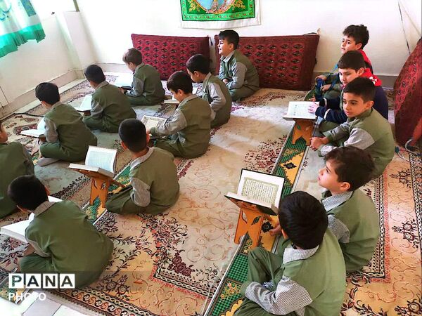 آموزش احکام دینی به دانش آموزان در دبستان معراج منطقه ۱۰