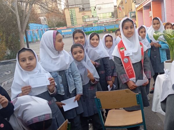 انتخابات شورای دانش آموزی در دبستان دخترانه نرجس یک 