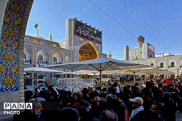 بازگشایی صحن و رواق‌های حرم مطهر رضوی پس از مراسم تشییع و تدفین پیکر مطهر رهبر شهید انقلاب