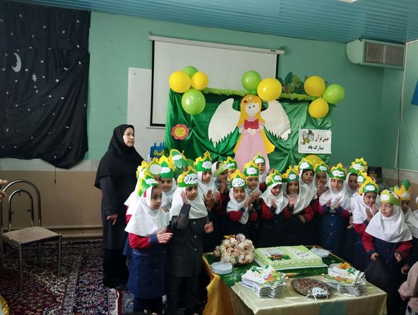 شیرین‌تر شدن کتاب قرآن کلاس اولی‌ها با برگزاری جشن باشکوه قرآن در دبستان تکتم
