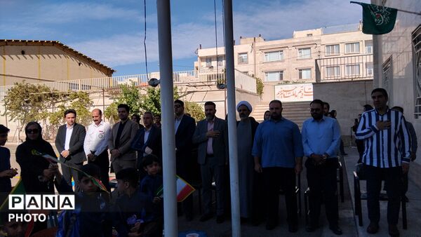 شکوفه‌های نوخاسته در دبستان پسرانه محمدرضا سیدآبادی 