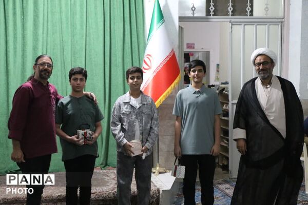 دورهمی شاعران دانش‌آموزی و اساتید شعر در کانون خزعلی