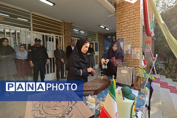 نواختن زنگ امنیت اجتماعی به مناسبت هفته نیروی انتظامی در هنرستان قدس ناحیه دو شهرری 