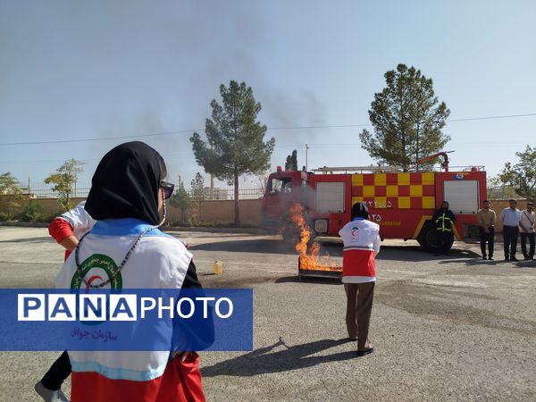 مانور آتش نشانی به مناسبت هفته پدافند غیر عامل در دانشگاه پیام نور کاشمر