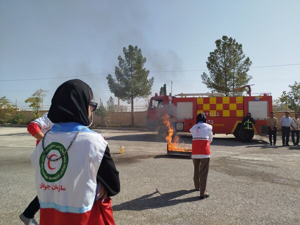 مانور آتش نشانی به مناسبت هفته پدافند غیر عامل در دانشگاه پیام نور کاشمر