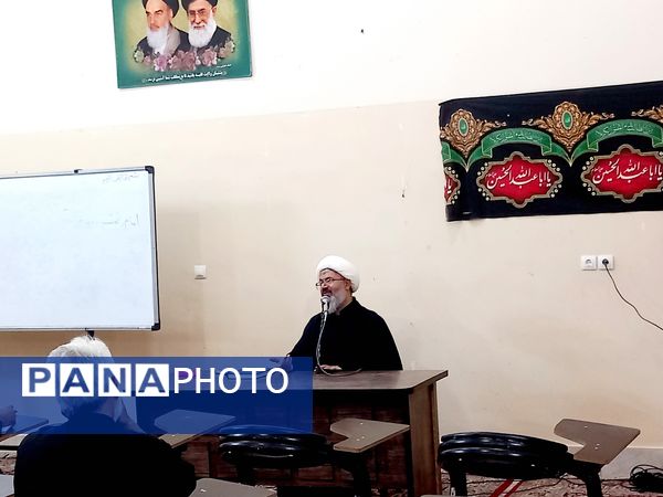 کلاس تفسیر قرآن در ارامگاه شهید مدرس 