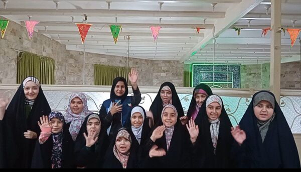 مراسم اعتکاف دانش‌آموزی در مسجد ۷۲ تن