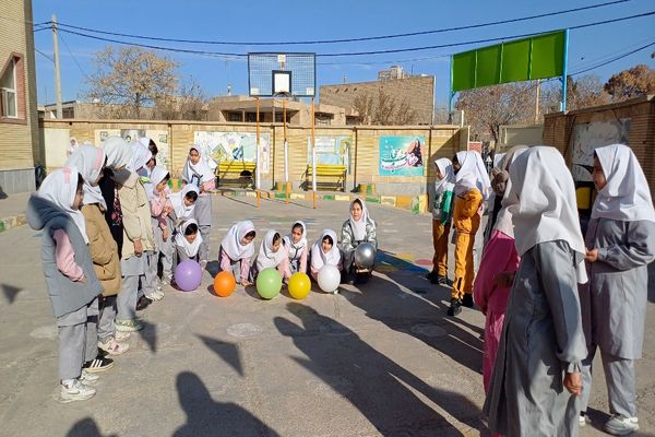 آزمایش ساخت ماشین بادکنکی در دبستان شاهد نرگس جاجرم