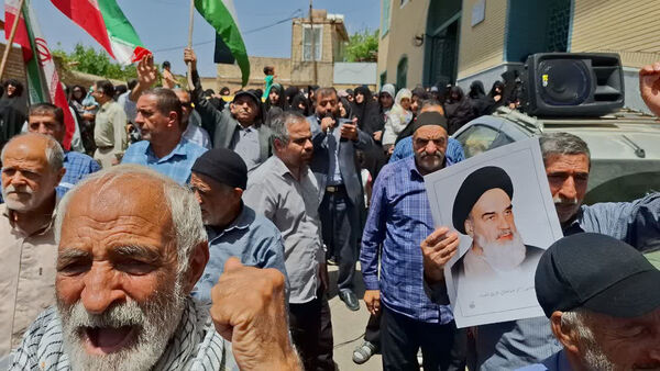 راهپیمایی ضدصهیونیستی مردم روستای فردو