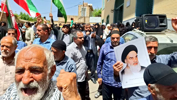 راهپیمایی ضدصهیونیستی مردم روستای فردو