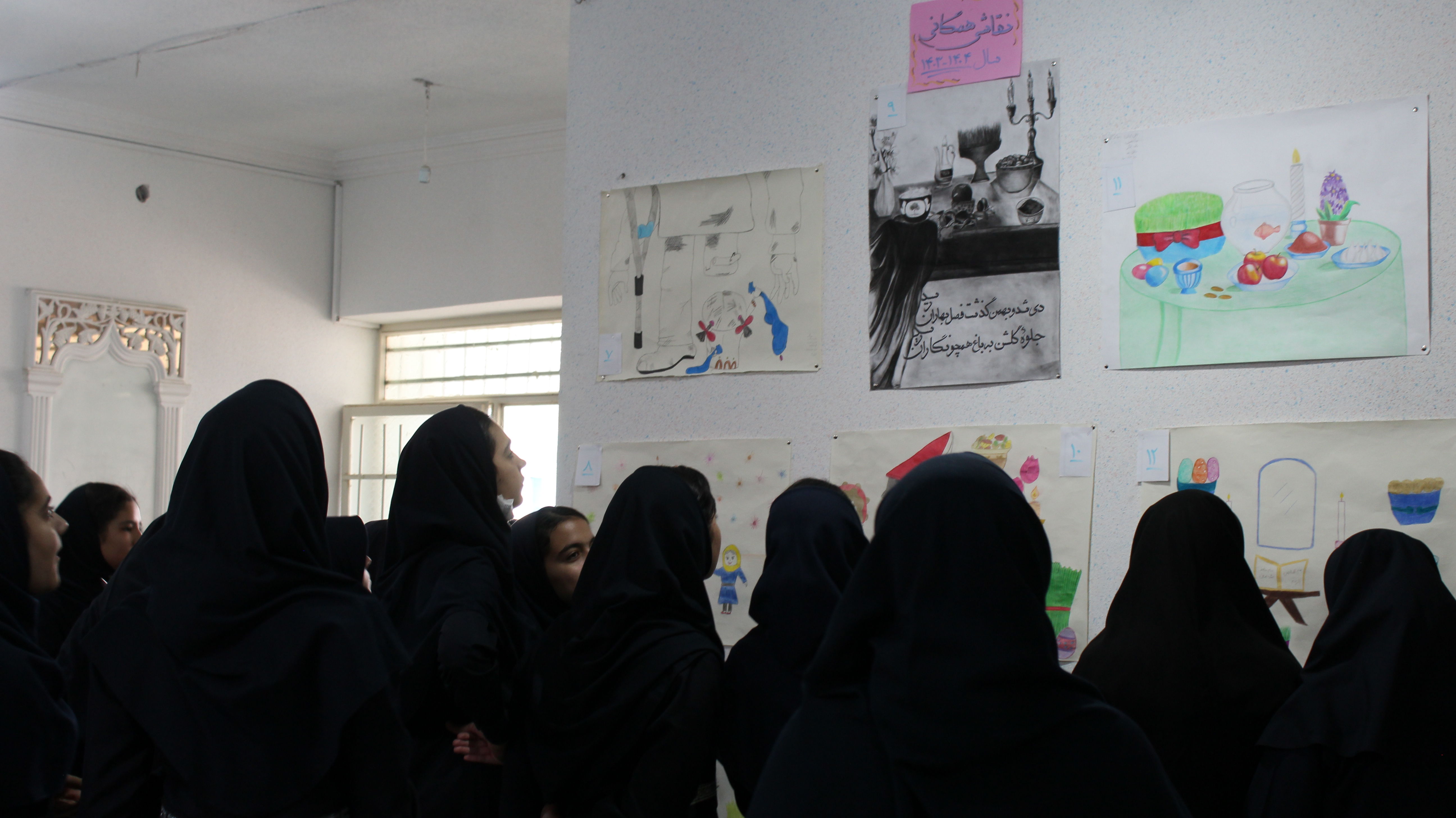 نمایشگاه هنرهای تجسمی مسابقه نقاشی همگانی در دبیرستان دخترانه معلم