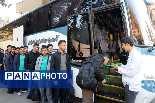 بدرقه دانش‌آموزان فعال عضو تشکل‌های دانش‌آموزی به مراسم دیدار با رهبر انقلاب