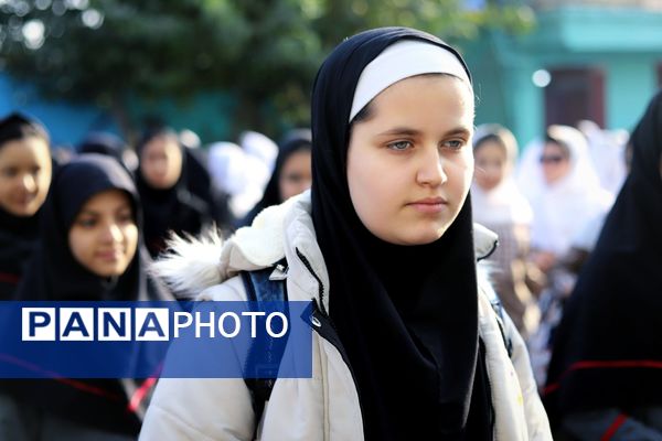 صبحگاهی غرق در علم و شادمانی در آموزشگاه جمهوری اسلامی ناحیه یک شهرستان بهارستان 