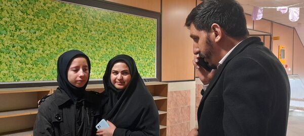 به نمایش گذاشتن گوشه ای از برکات انقلاب اسلامی در مدرسه انقلاب دبیرستان حق شناس2