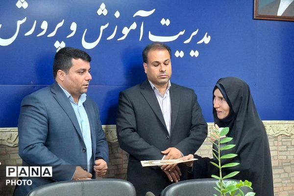 تجلیل از مدیران منتخب برگزارکننده دوره کوتاه‌مدت دوزبانه و مربیان مناطق کم برخوردار