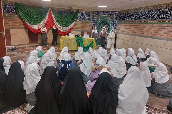 پیش‌اجلاسیه نماز در مدارس فیروزکوه با تجلیل از فعالان دینی