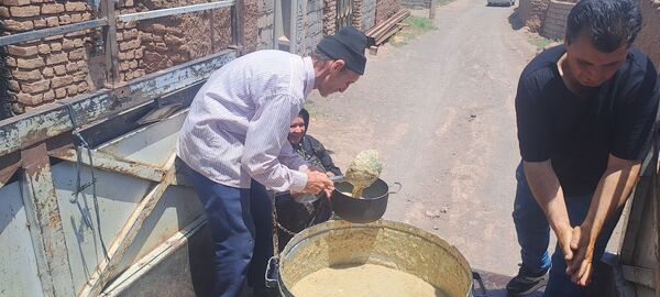 پخش نذری ظهر عاشورا در روستای حسن آباد بلهر 