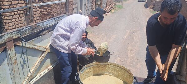 پخش نذری ظهر عاشورا در روستای حسن آباد بلهر 