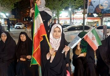 دانش‌آموزان در استودیومدرسه وطن گردهم می‌آیند