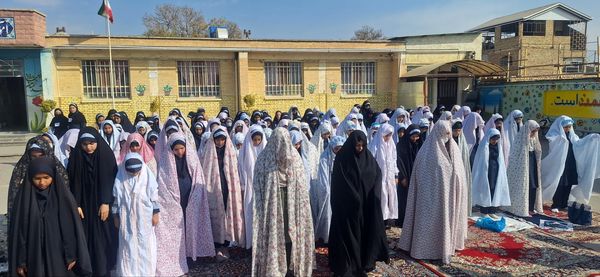 اقامه نماز باران  در دبستان ناهید نخودی 